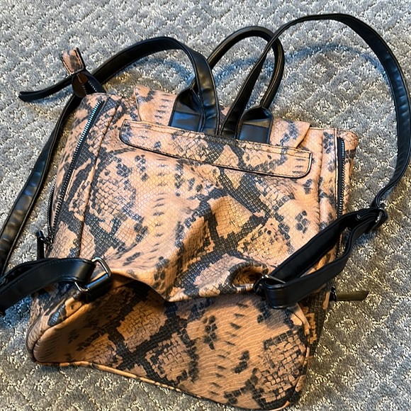 Faux leather snakeskin backpack - Picture 3 of 4